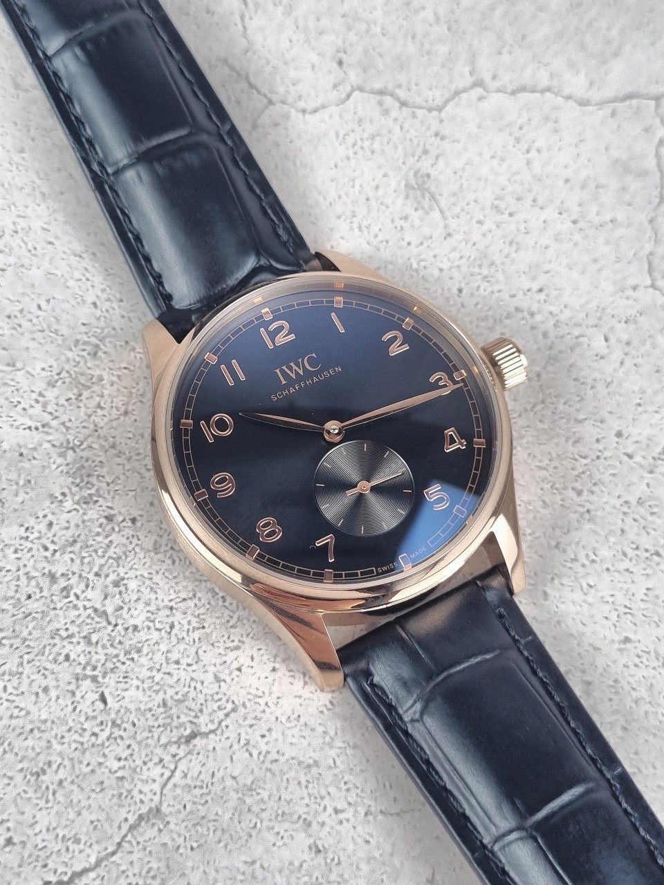 IWC 포르투기저 샤프하우젠 핸드와인드 블랙 다이얼 골드 시계